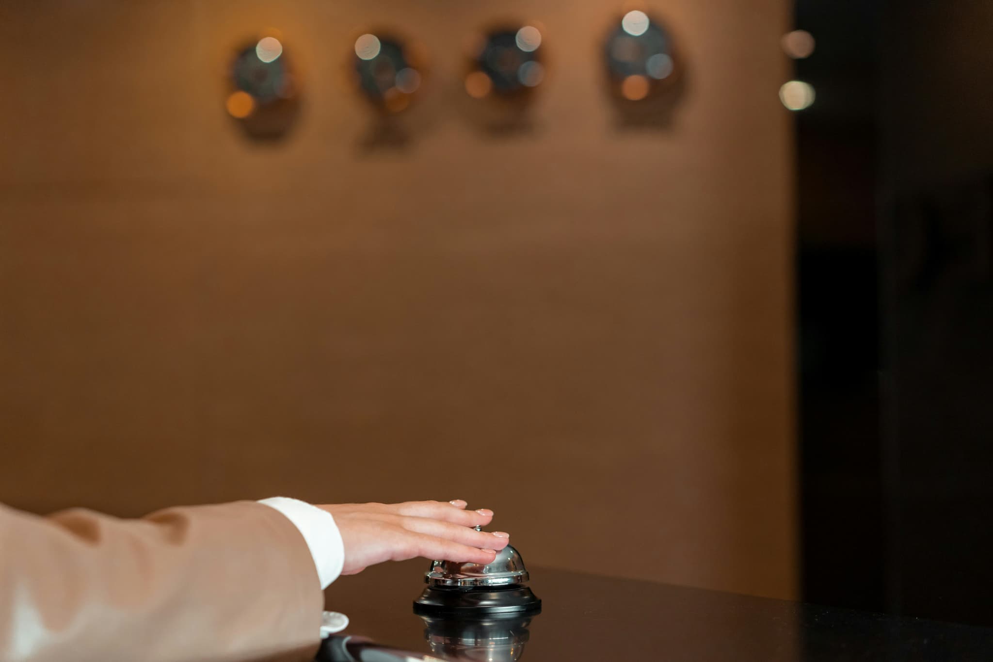 Concierge accueillant un visiteur dans un hall