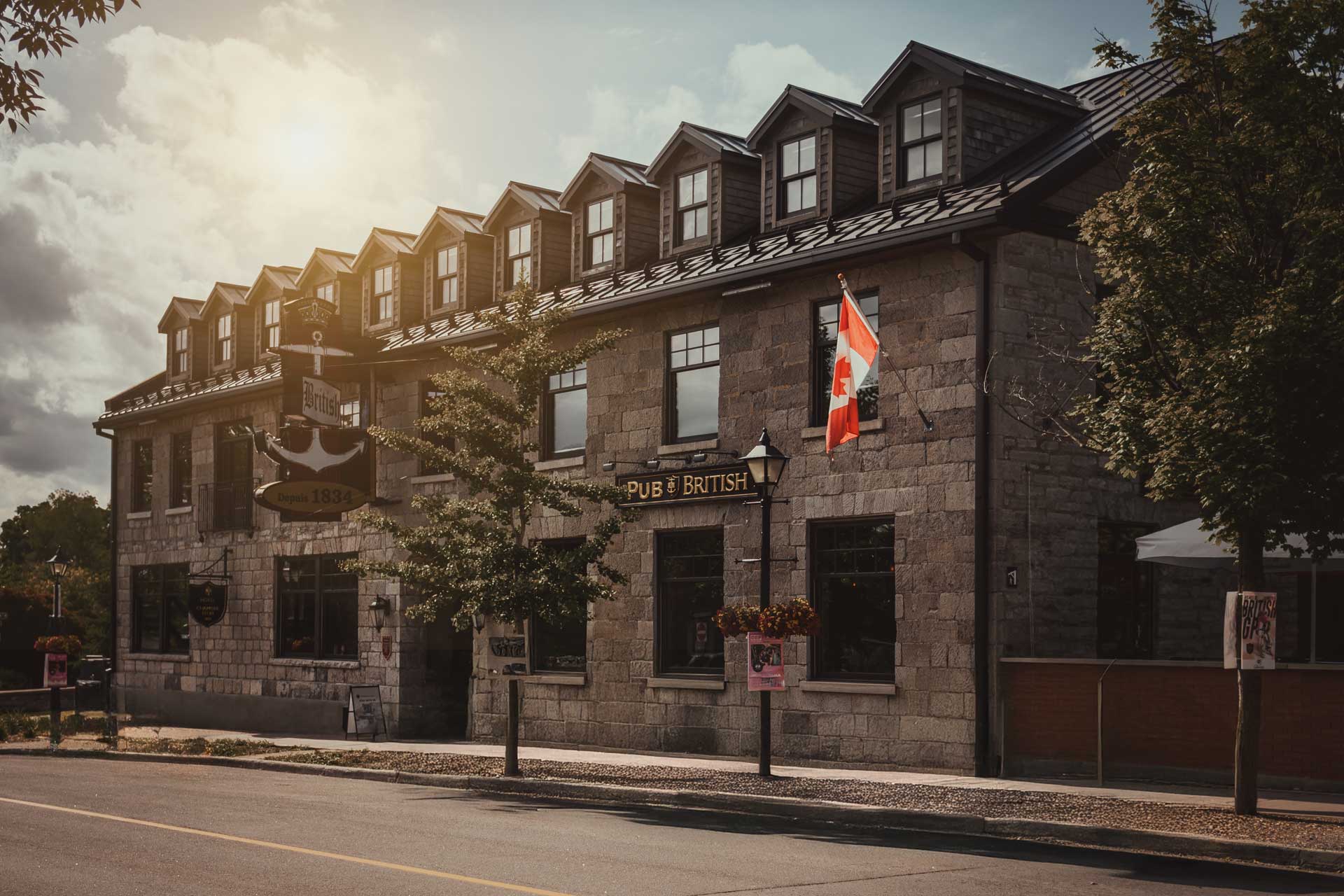 L’Hôtel British et le pub sur la rue Principale